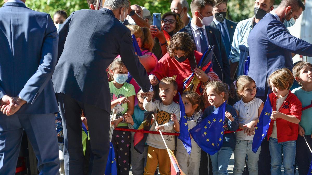 El rey, saludando a niños del colegio Jeromín, de Cuacos de Yuste.