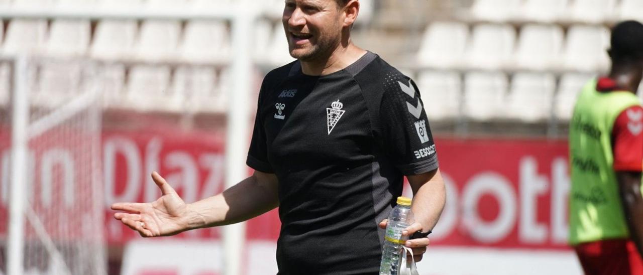 Mario Simón, entrenador del Real Murcia, durante una sesión de entrenamiento con la plantilla.  | PRENSA REAL MURCIA