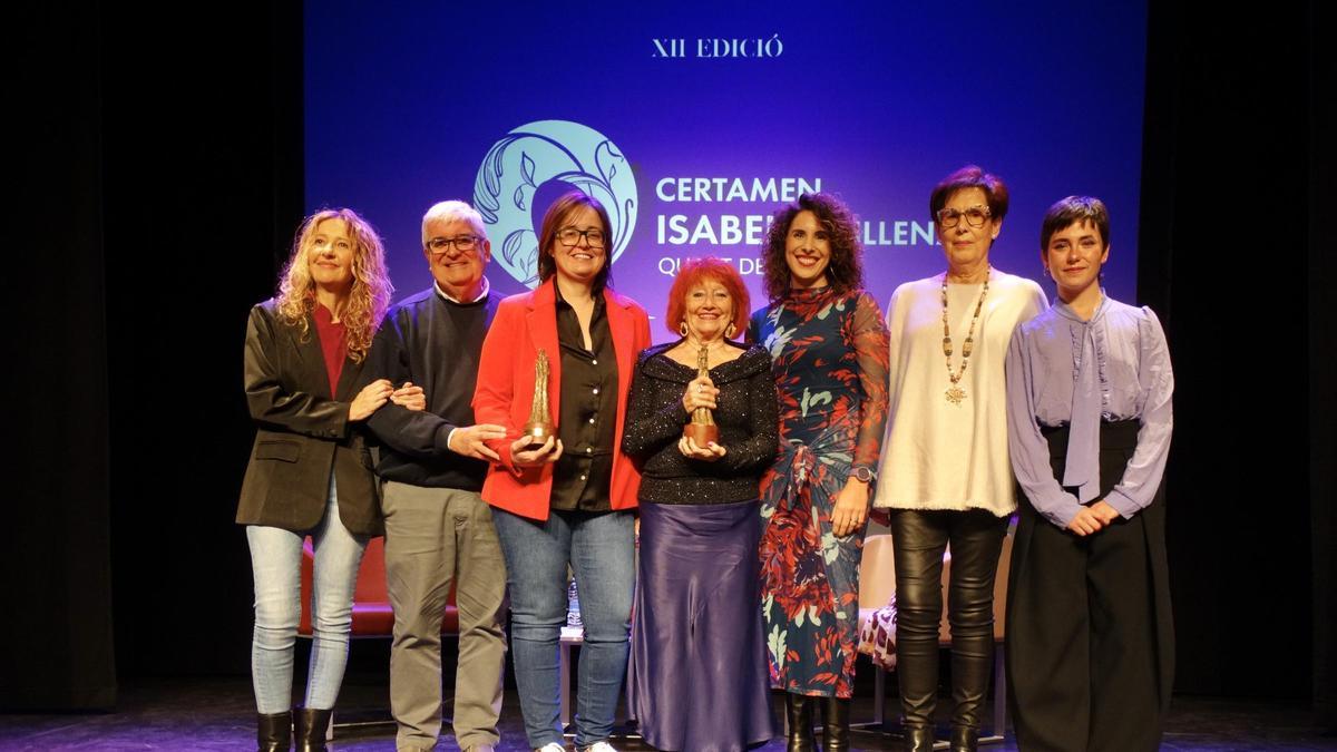 La premiada Julia Sevilla, la alcaldesa Cristina Mora, y la concejala Lucía Fernández