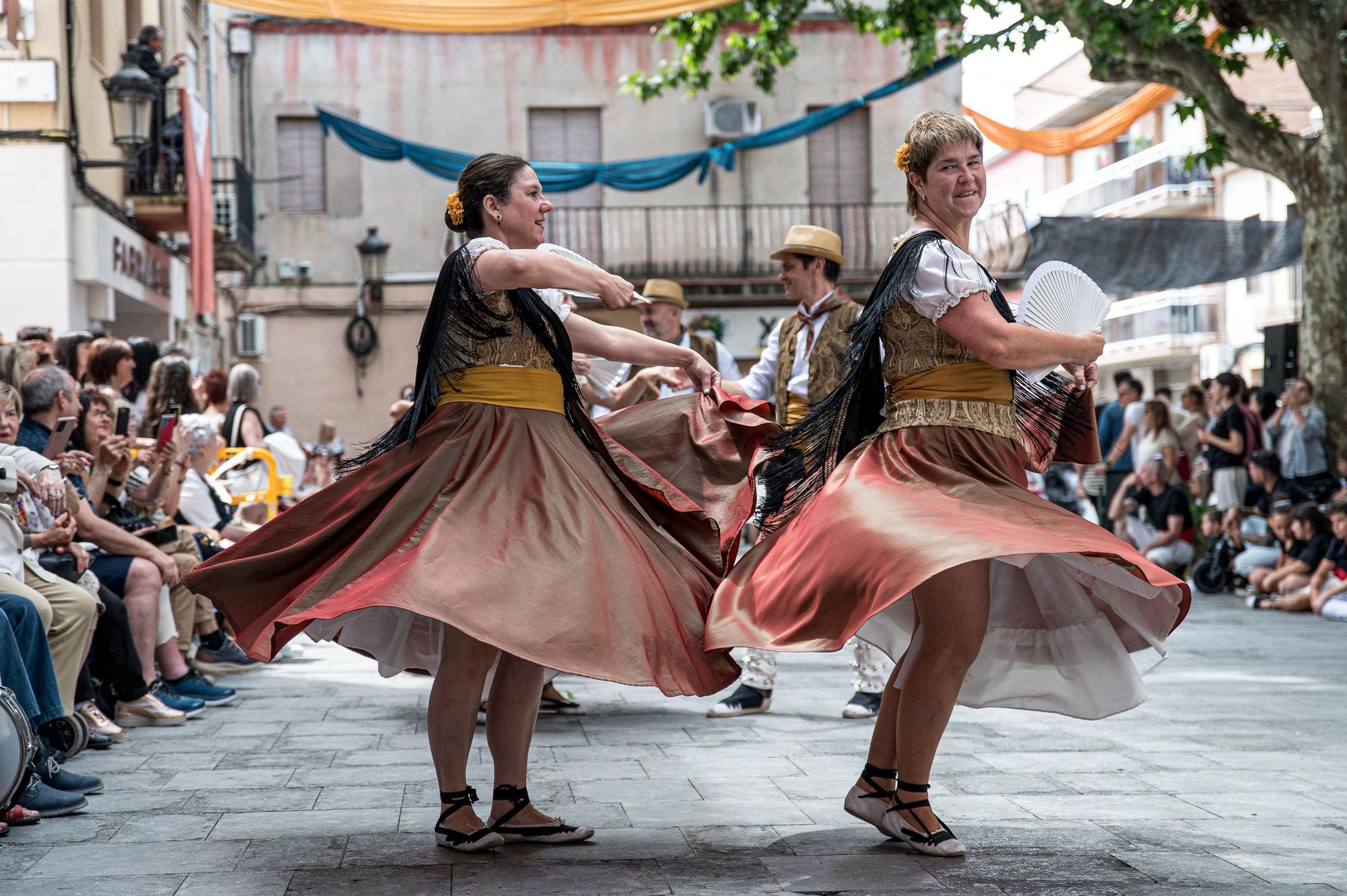 Troba't a les fotos del multitudinari ball de gitanes de Sant Vicenç