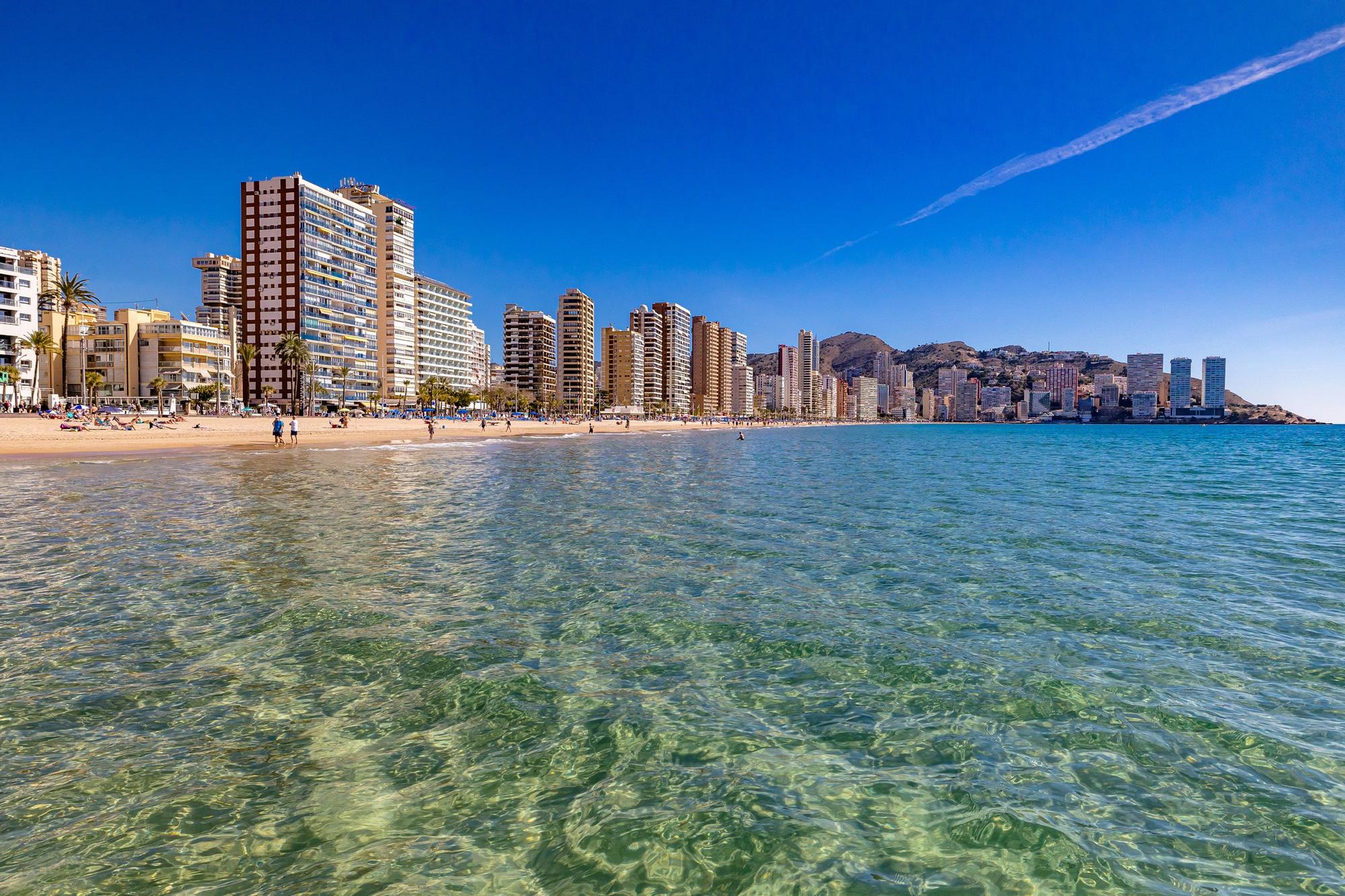 Benidorm analiza semanalmente en su laboratorio el agua de sus playas, la arena y los lavapiés para garantizar su calidad.