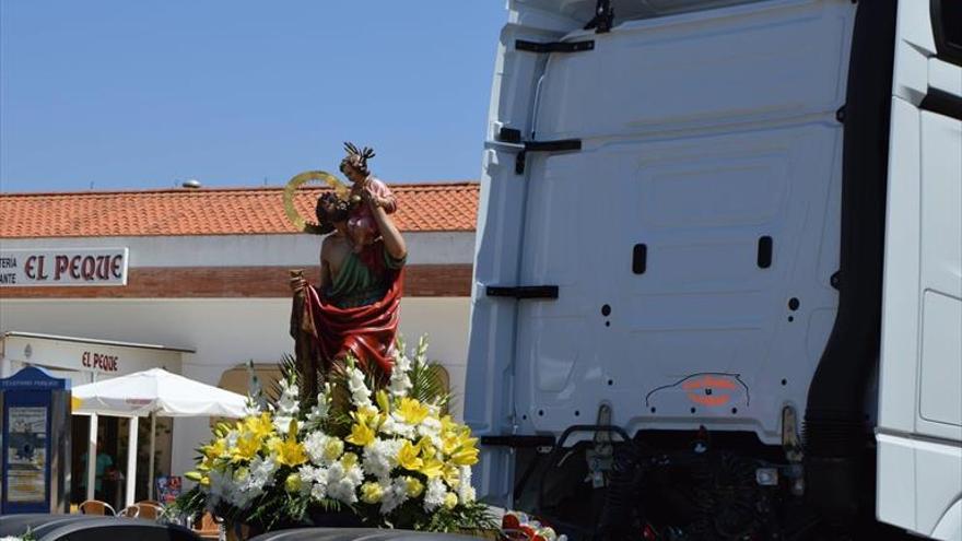 Más de 40 transportistas participan en la procesión motorizada de San Cristóbal