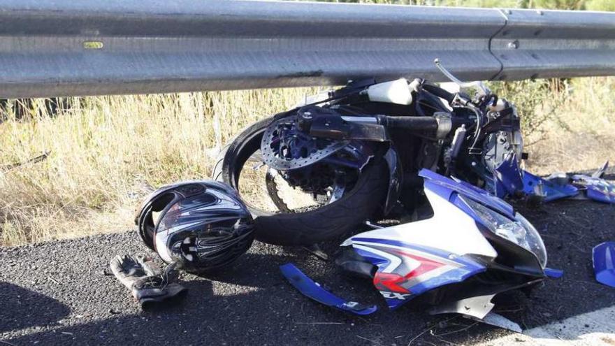 Accidente de moto tras impactar con un guardarraíl.