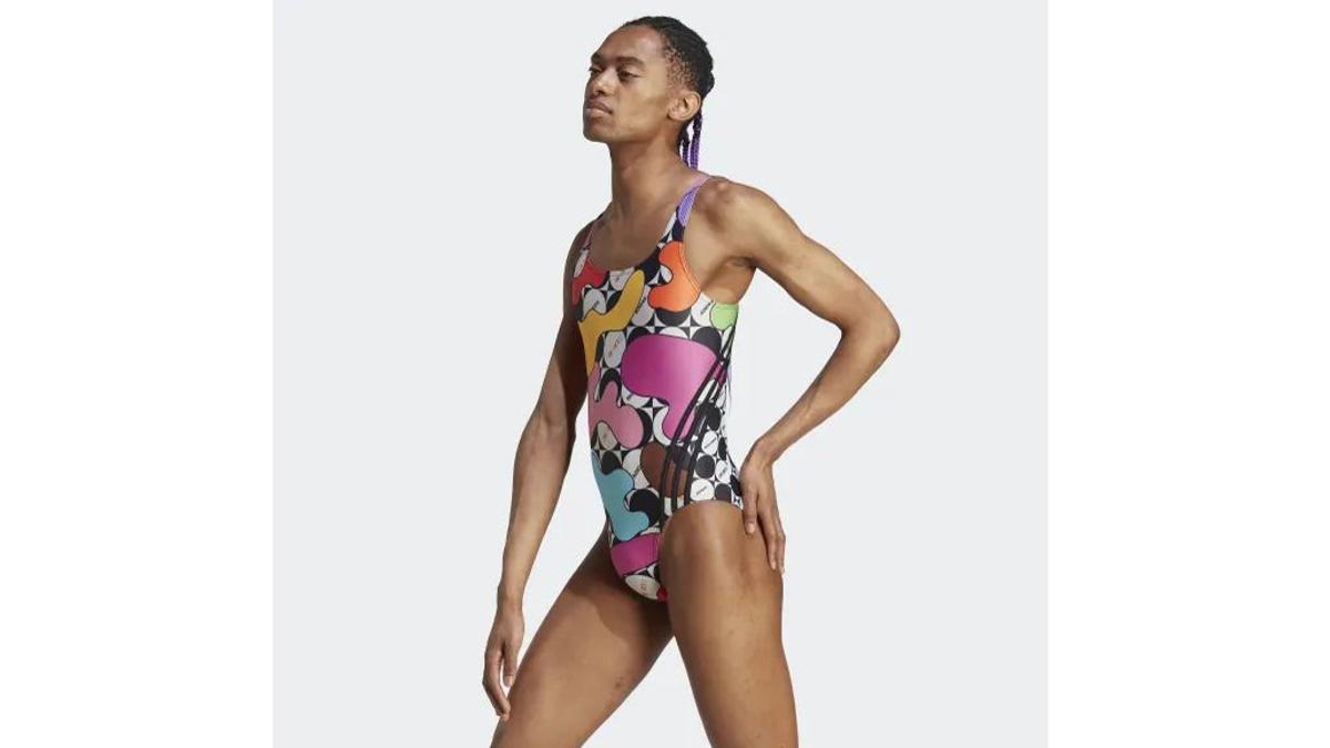Un modelo con bañador de mujer, la última controversia que sacude a Adidas  - El Periódico