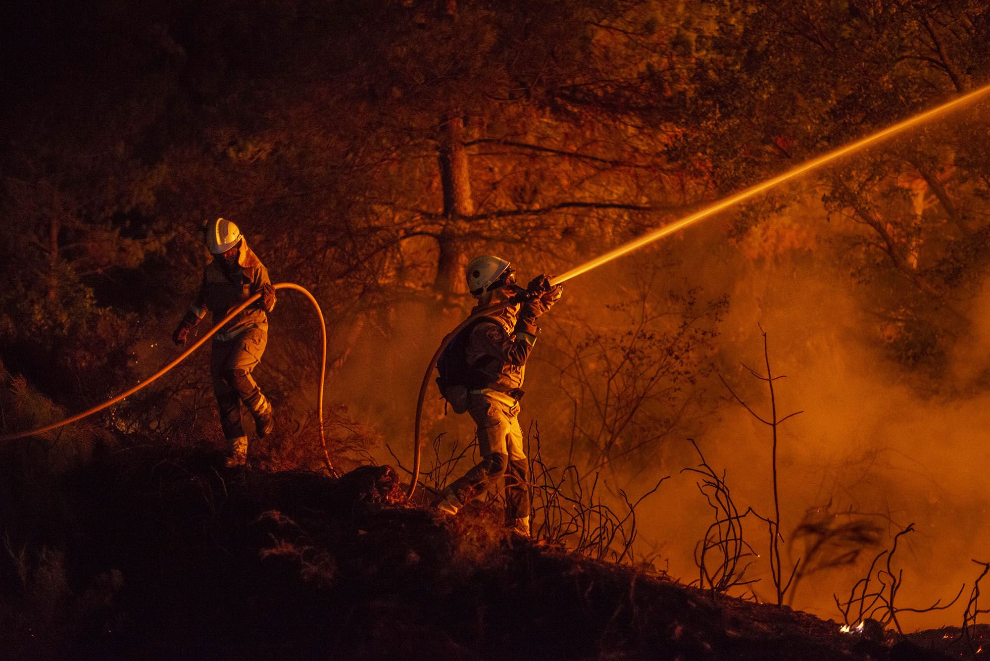 El incendio tuvo en vilo a los vecinos, arrasó al menos 150 hectáreas y afectó a la luz y las comunicaciones.