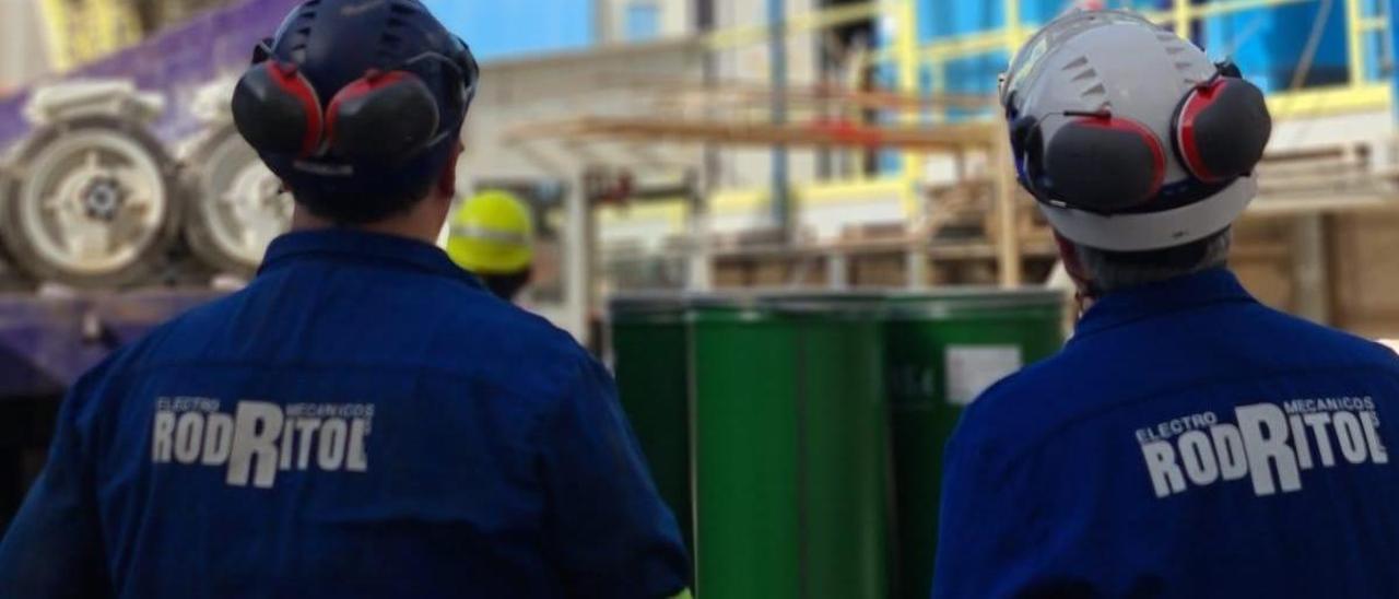 Trabajadores de Rodritol S.L. en medio de un servicio en el muelle deportivo de la capital grancanaria.