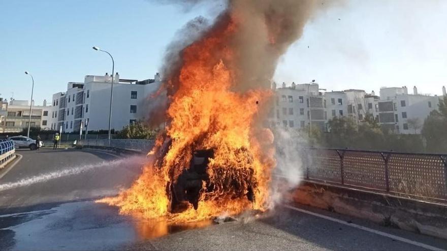 Auto geht auf Autobahnbrücke in Palma de Mallorca in Flammen auf
