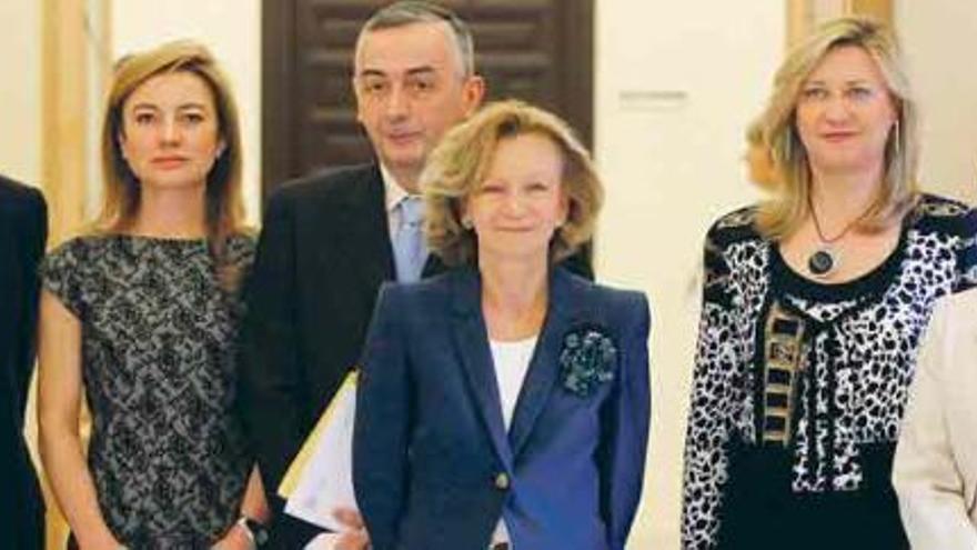 Por la izquierda, el consejero de Economía de Asturias, Jaime Rabanal; Marta Fernández (Galicia), el secretario de Estado Carlos Ocaña, la ministra Elena Salgado, Pilar del Olmo (Castilla y León) y Carmen Martínez Aguayo, consejera de Andalucía.