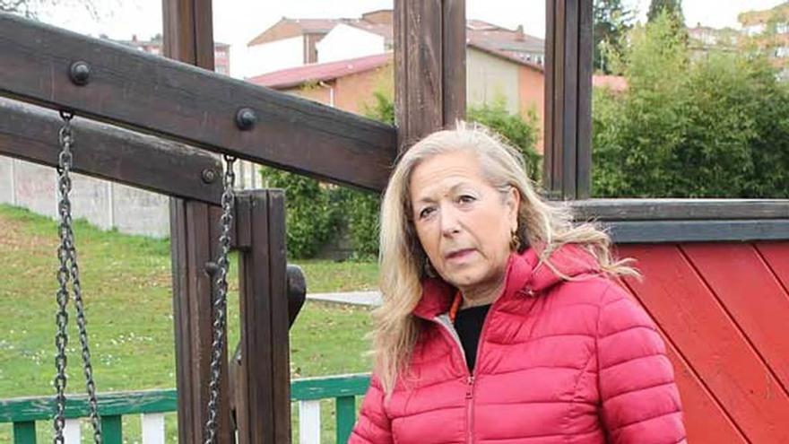 Marián Velasco señalando un columpio roto en el parque infantil de Los Riegos.