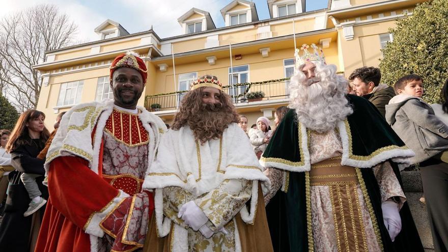 Los Reyes Magos, junto al Concello de Oleiros, donde fueron recibidos y saludaron desde el balcón.