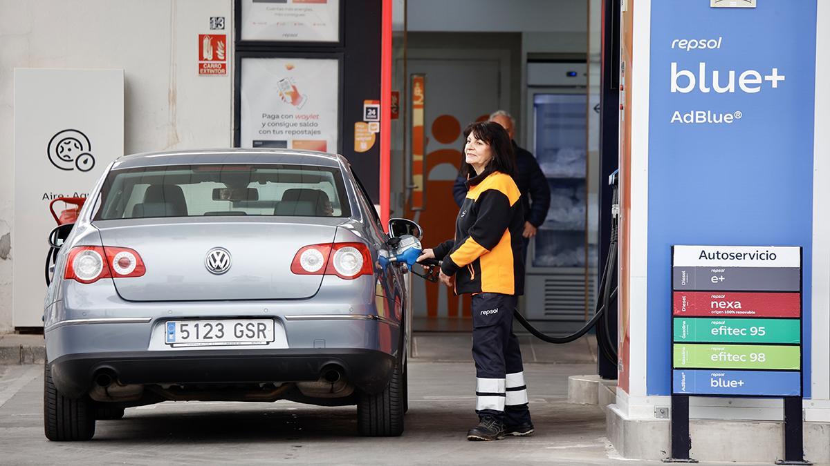 Un coche reposta gasolina en una estación de servicio.