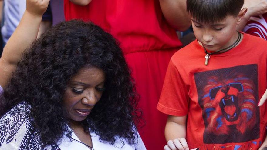 Gloria Gaynor canta por la escuela pública