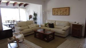 Salón de casa con terraza y piscina en Ciutadella, Menorca