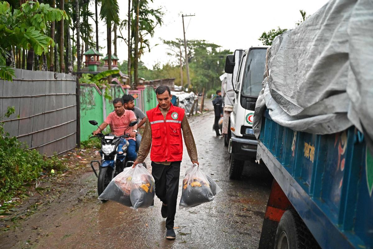 El ciclón Mocha arrasa las costas de Bangladés