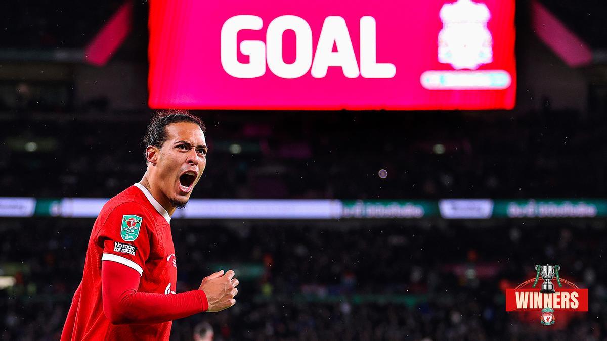 Van Dijk celebra el gol que le da la Carabao Cup al Liverpool