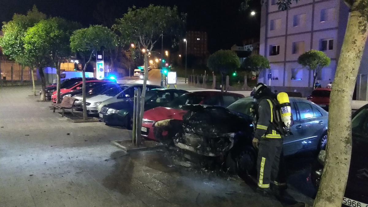 El vehículo incenciado, ayer, en la calle La Amistad.