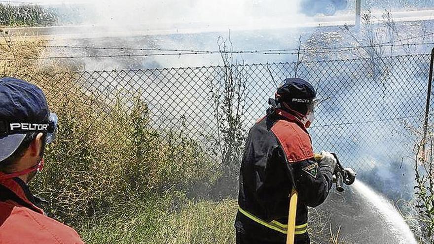 Los dueños de solares sin limpiar en Badajoz que ardan pagarán el servicio de bomberos