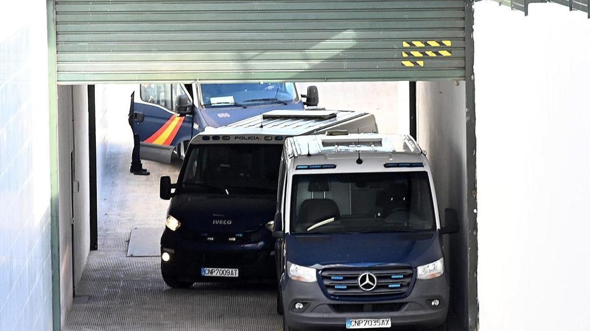 Los furgones policiales en los que se trasladó a los detenidos de la organización albanesa de narcotraficantes.