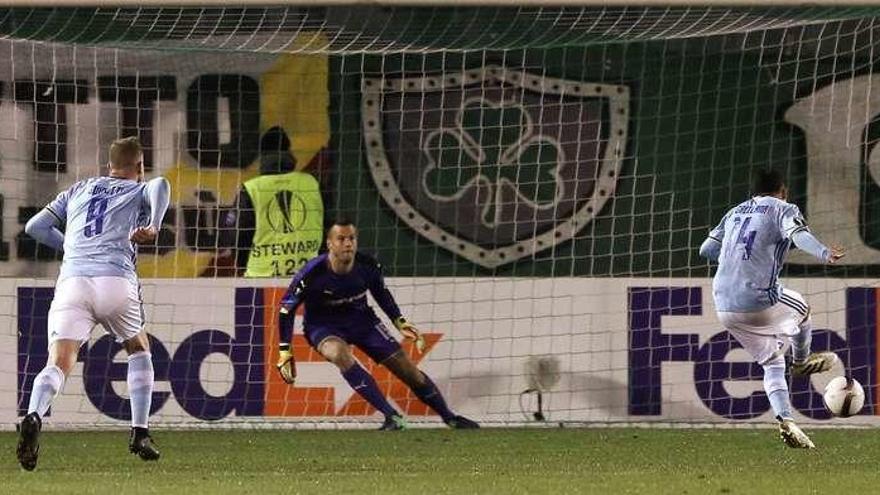 Momento en el que Orellana lanza el penalti que supuso el segundo gol del Celta en Atenas. // Efe