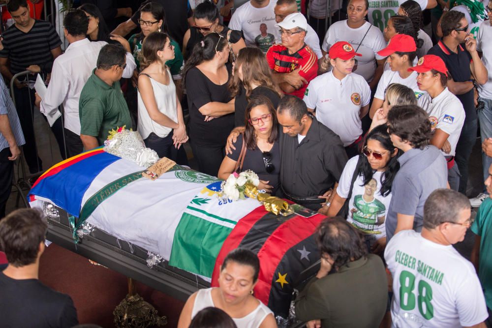 Dolor y emoción en el entierro de los jugadores del Chapecoense