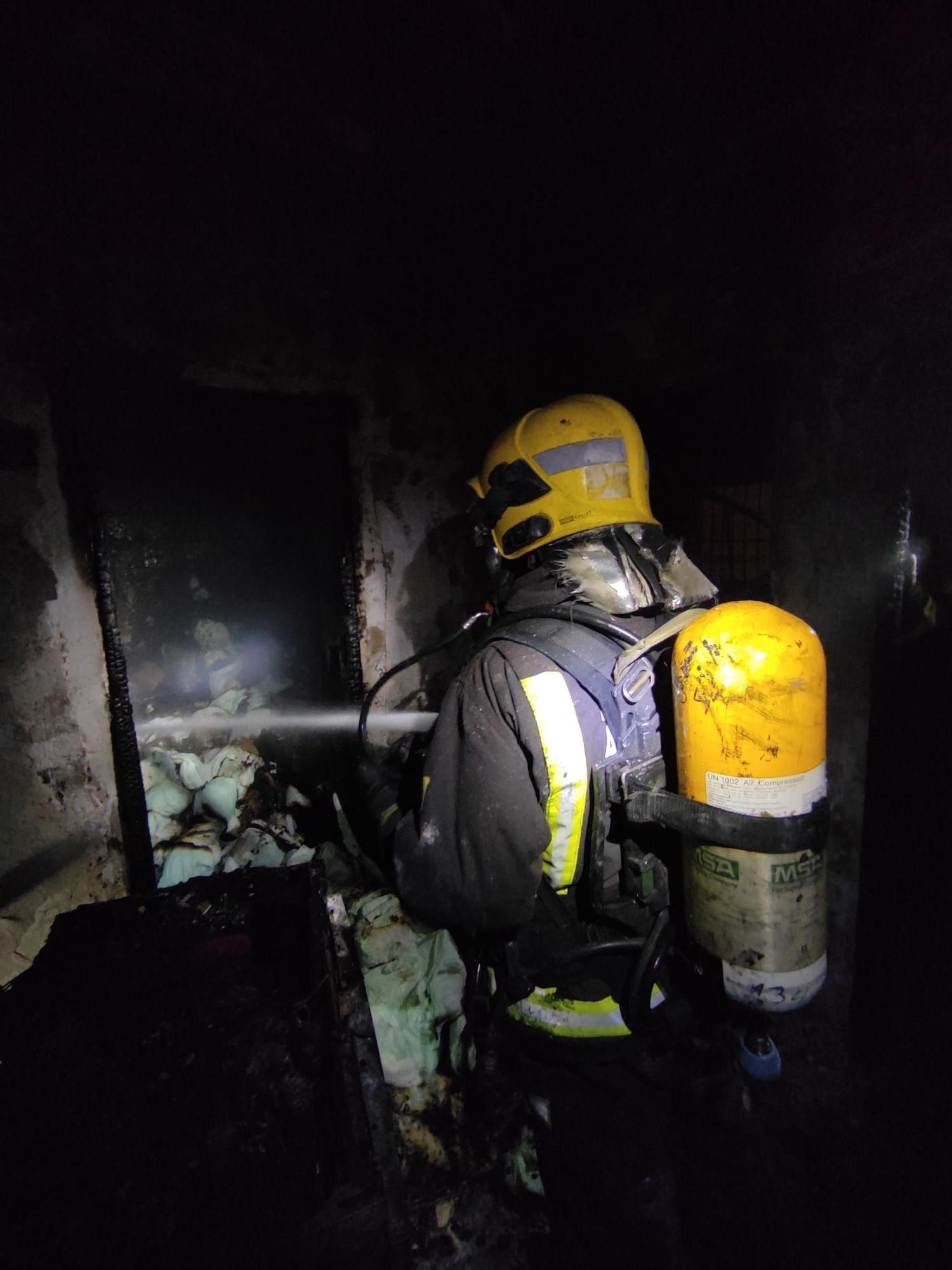 Así ha quedado el interior de la vivienda afectada por el fuego en La Malagueta