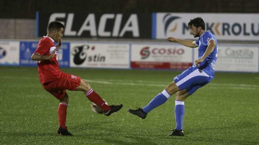 Wilmer, a la izquierda, durante el partido de Copa Federación contra el Covadonga en Oviedo.