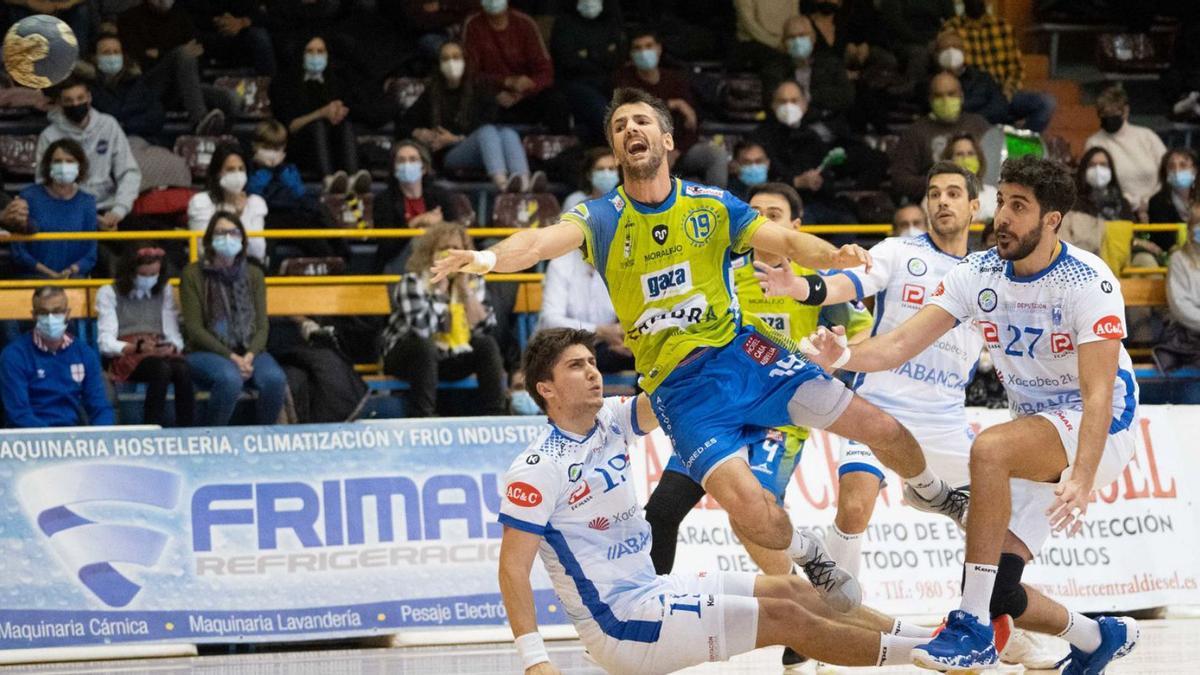 Guille lanza a portería rodeado de jugadores del Cisne BM.