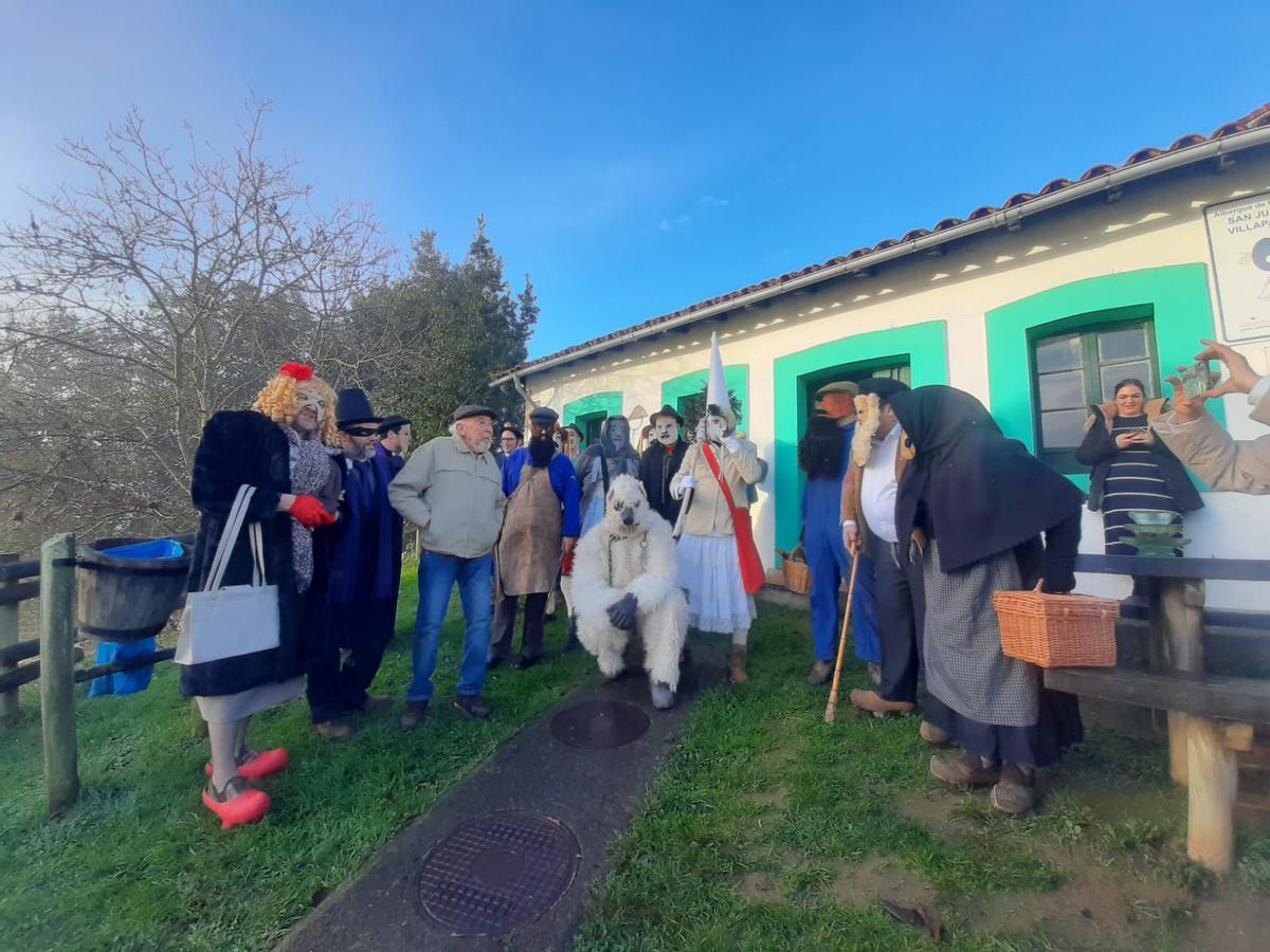 Los Aguilandeiros de San Xuan de Villapañada recorren los pueblos de Grado entre ceniza y bailes