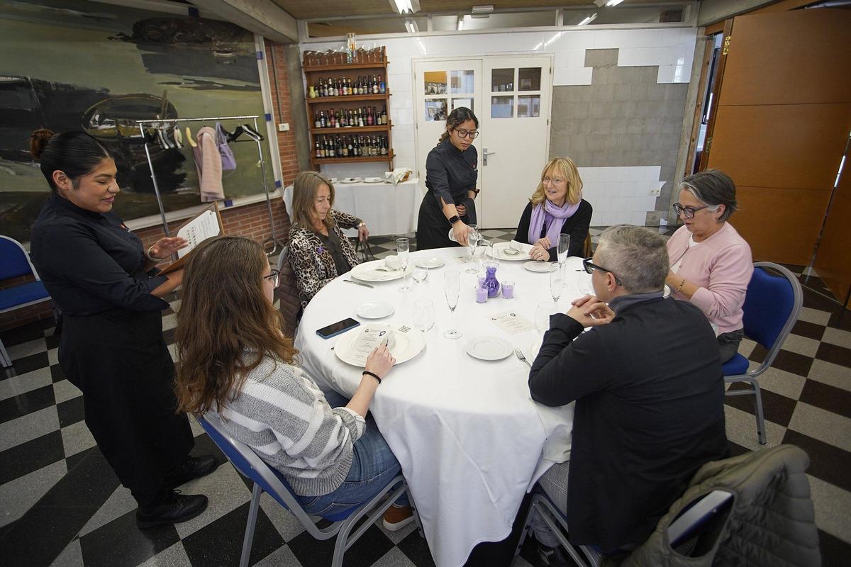 Àpat amb cinc de les sis dones protagonistes de la tercera edició del projecte "Amb mirada de dona".