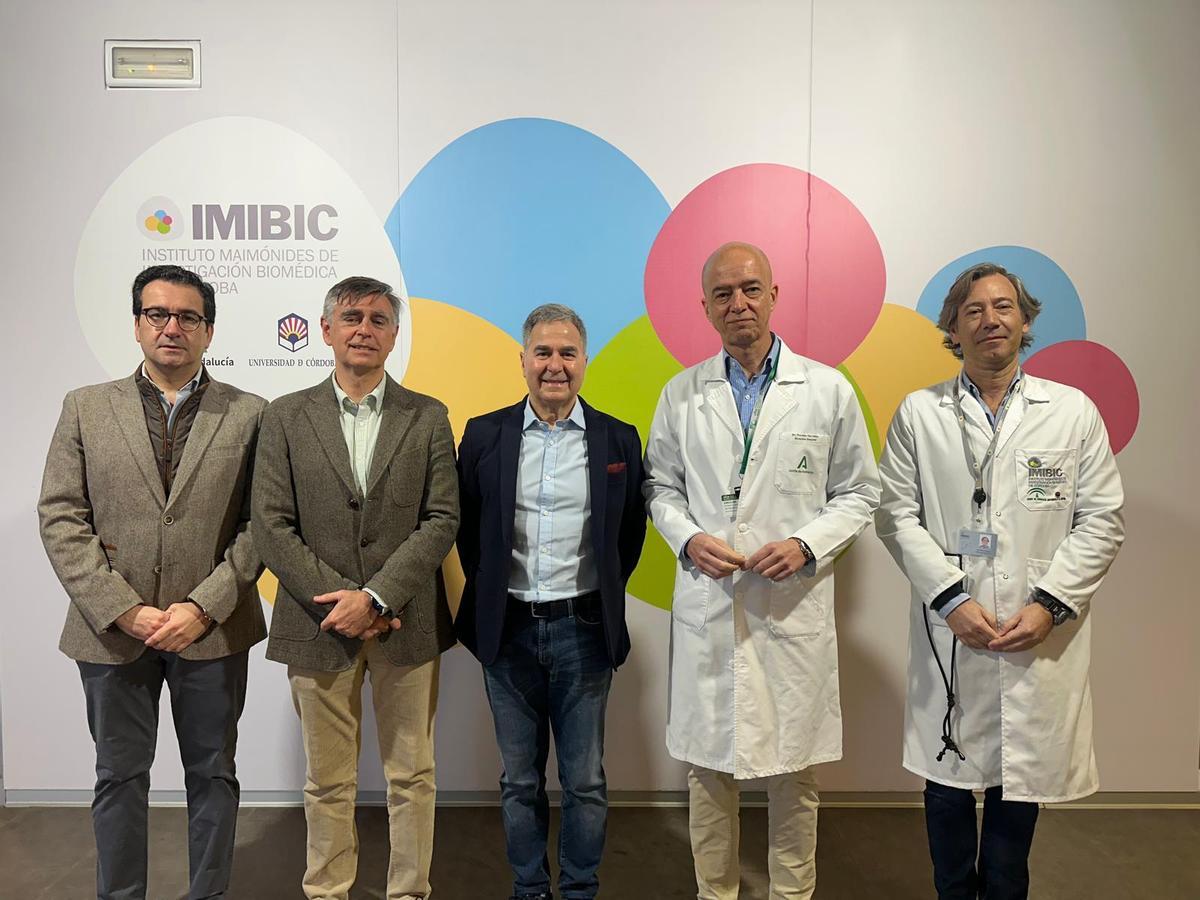 El doctor Alejandro Escudero, segundo por la derecha, con autoridades del Imibic y del hospital Reina Sofía.