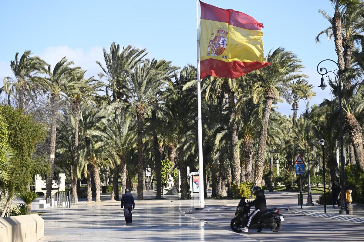 El viento en Elche obliga a recoger las terrazas