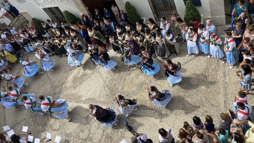 Hoy no ha faltado la exhibición de bailes tradicionales en la plaza del Ayuntamiento de Peñíscola..