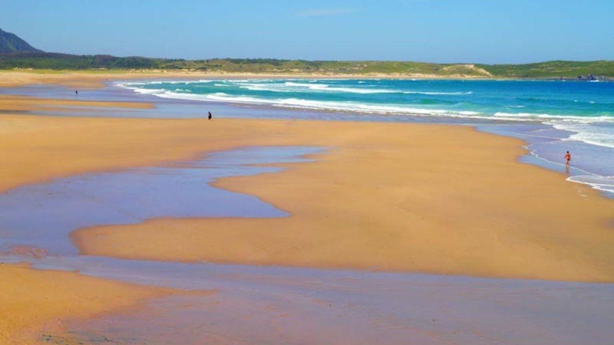 Este pueblo se ha convertido en uno de los destinos predilectos de los surfistas.