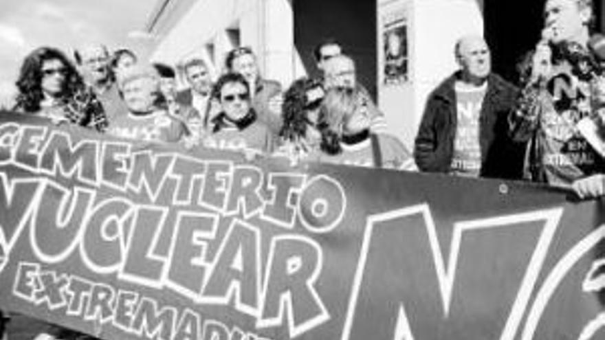 Vara y Monago no acudirán a la protesta contra el almacén nuclear