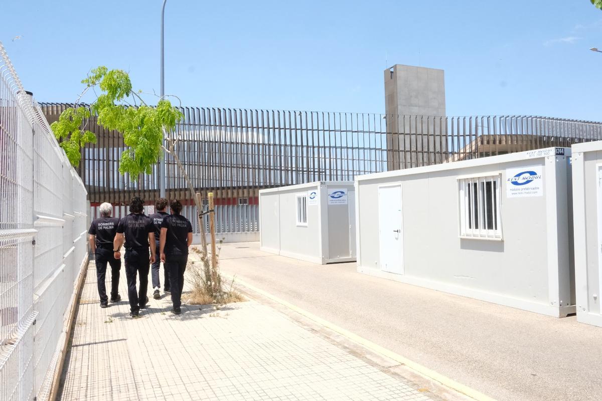 Instalan casetas prefabricadas en la puerta del parque de bomberos para instalar a los okupas de la cárcel