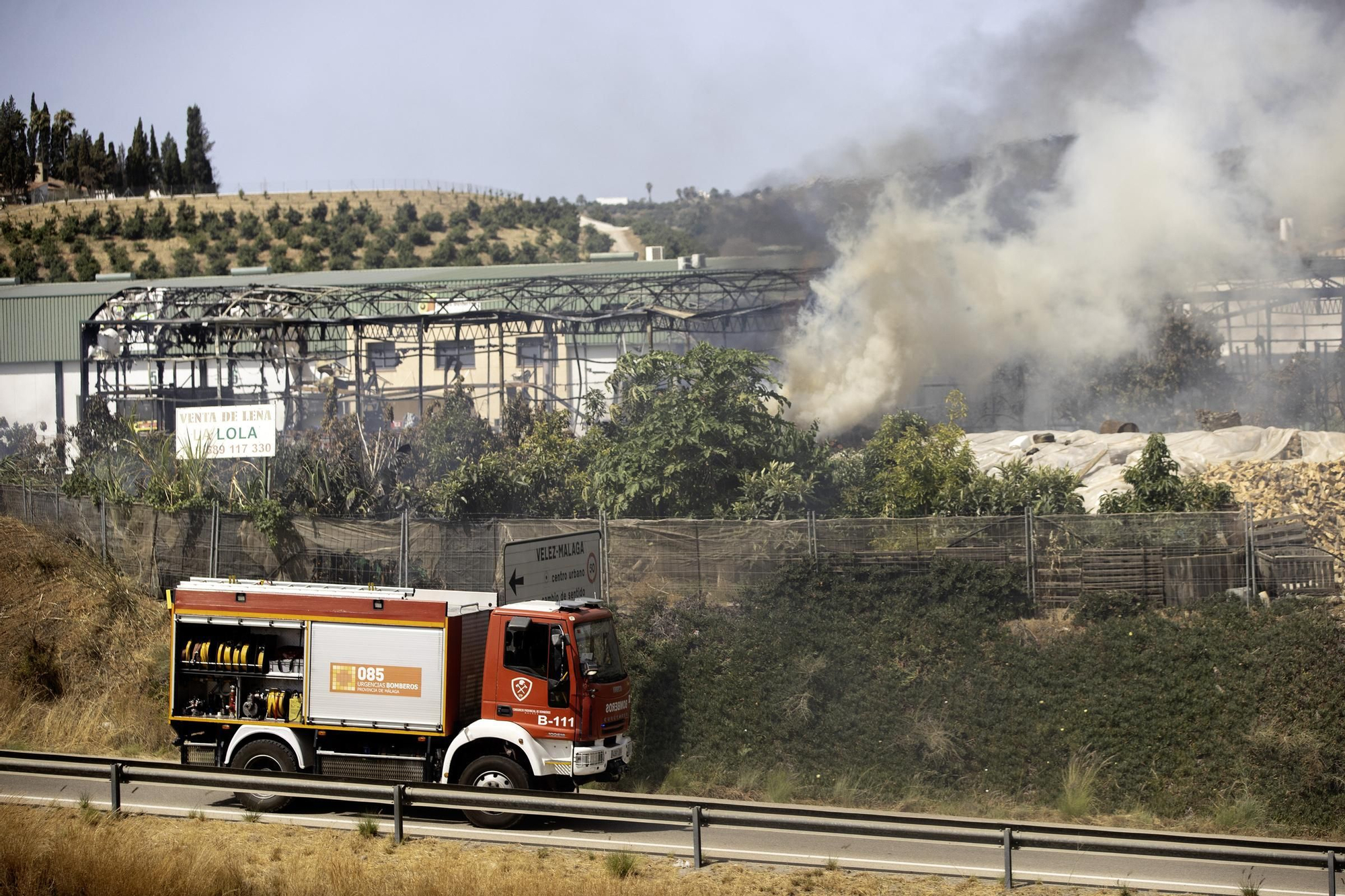Un incendio calcina dos naves de una explotación de subtropicales en Vélez