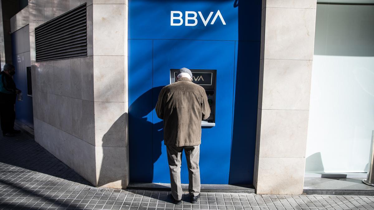 Un jubilado saca dinero de un cajero automático en Barcelona.
