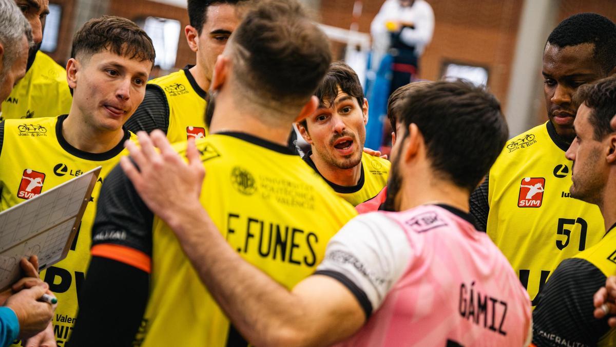 La plantilla del UPV Léleman se agrupa antes de empezar un partido