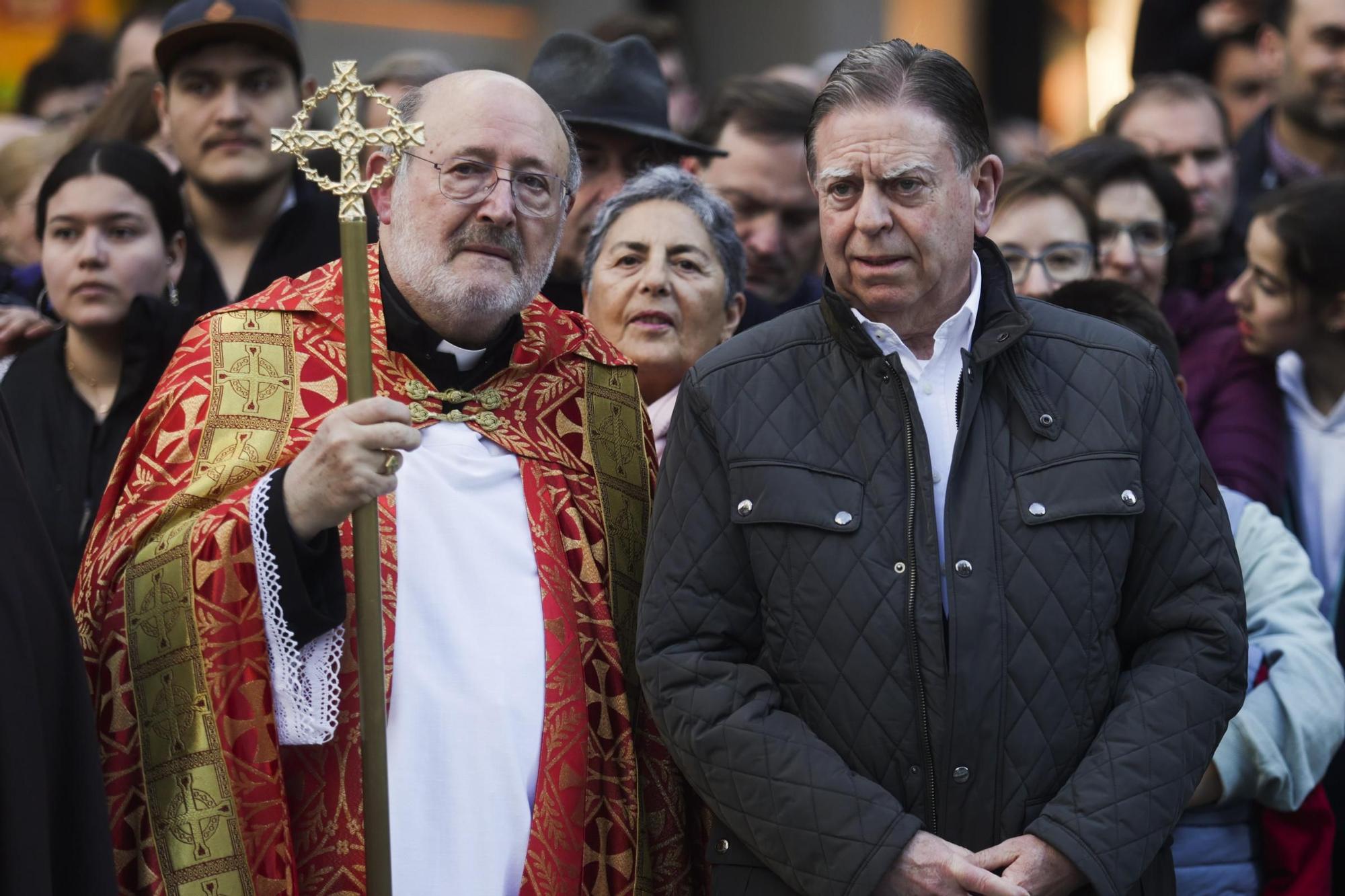 "Toda su vida fue maltratado y finalmente alguien miraba por él": las fotos de la procesión de Jesús Cautivo en Oviedo