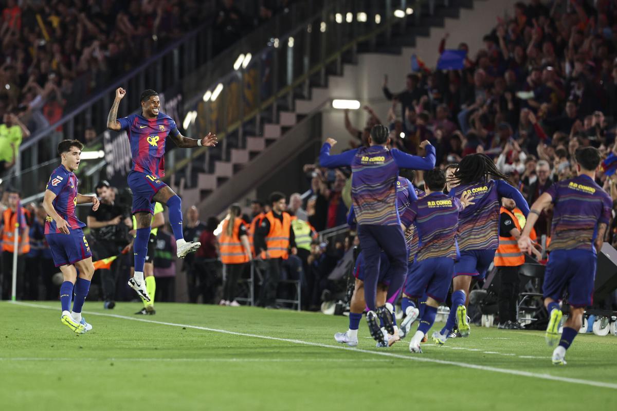Rashford corre para celebrar el gol de falta con sus compañeros del banquillo.