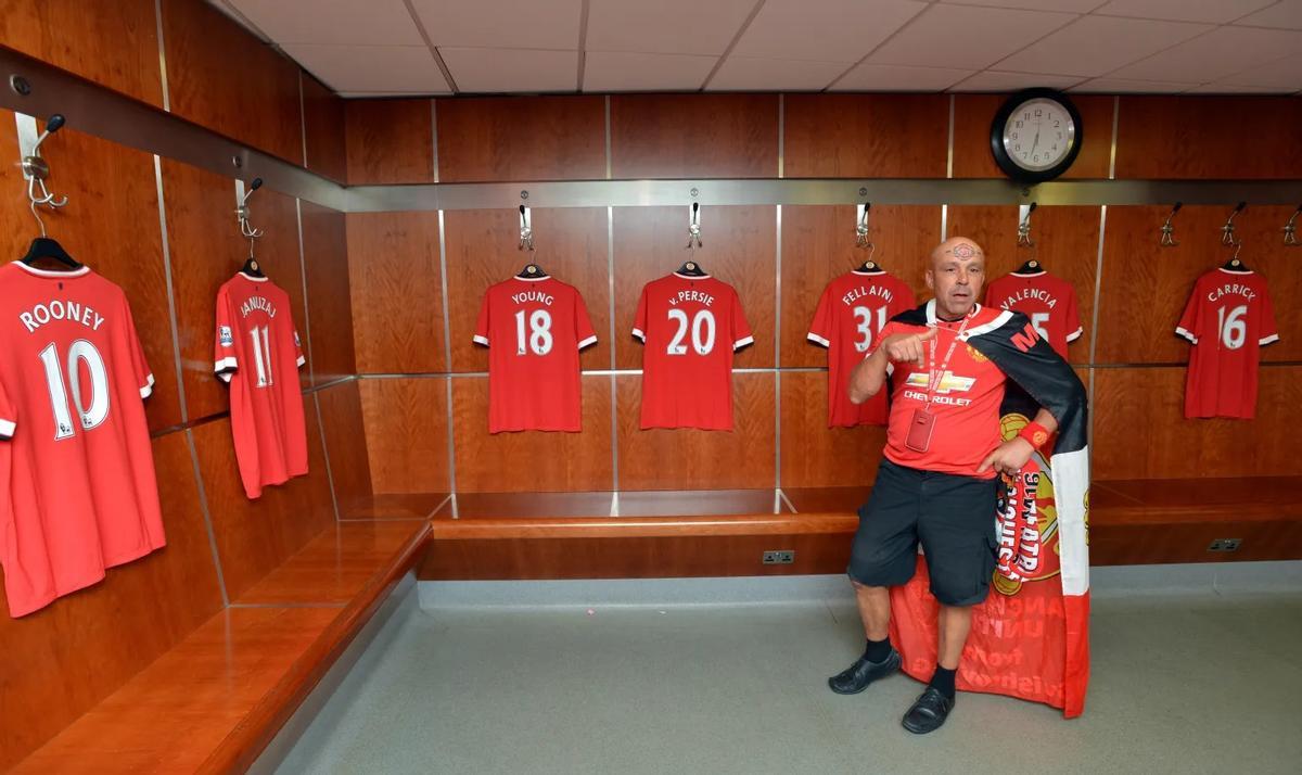 El aficionado serbio en el vestuario del Manchester United en Old Trafford.