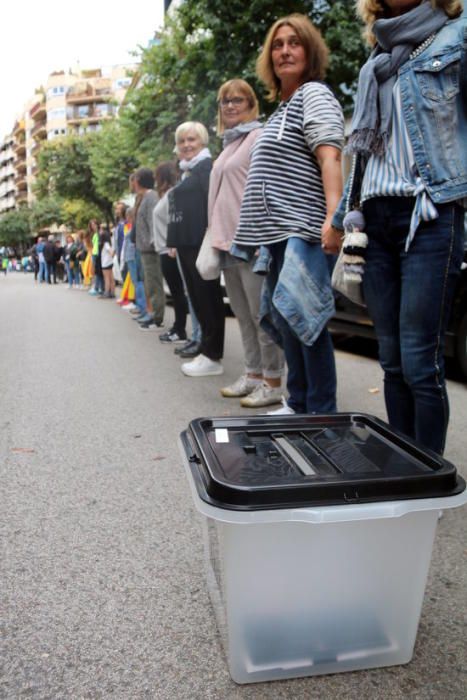 Unes 15.000 persones a la cadena humana per l''1-O