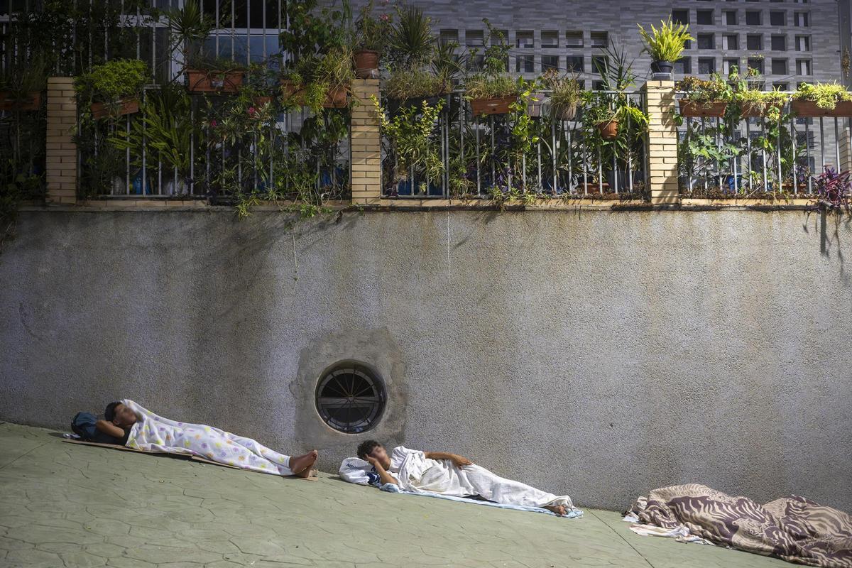 Decenas de migrantes siguen durmiendo en los alrededores de Loma Colmenar (Ceuta) Decenas de migrantes siguen durmiendo en los alrededores de Loma Colmenar (Ceuta)