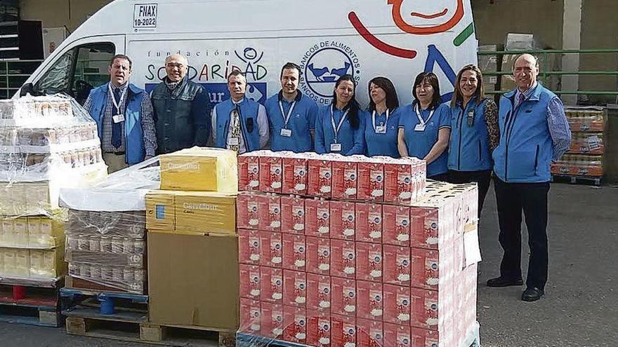 Miembros del Banco de Alimentos junto a los empleados de un supermercado durante una campaña.