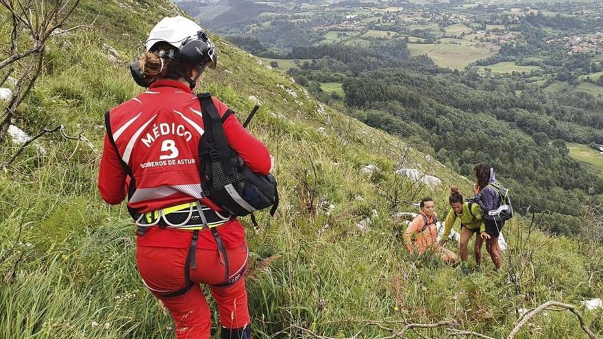 Rescatan en el pico Pienzu (Colunga) a tres senderistas que se habían desorientado por la niebla