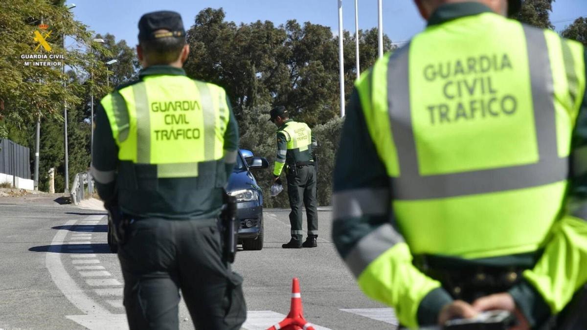 Un conductor de una camper circula a la velocidad recomendada y con la baliza v-16 en la guantera y le multan con 200 euros por el el spray en el maletero: la Guardia Civil extrema la vigilancia en los interiores