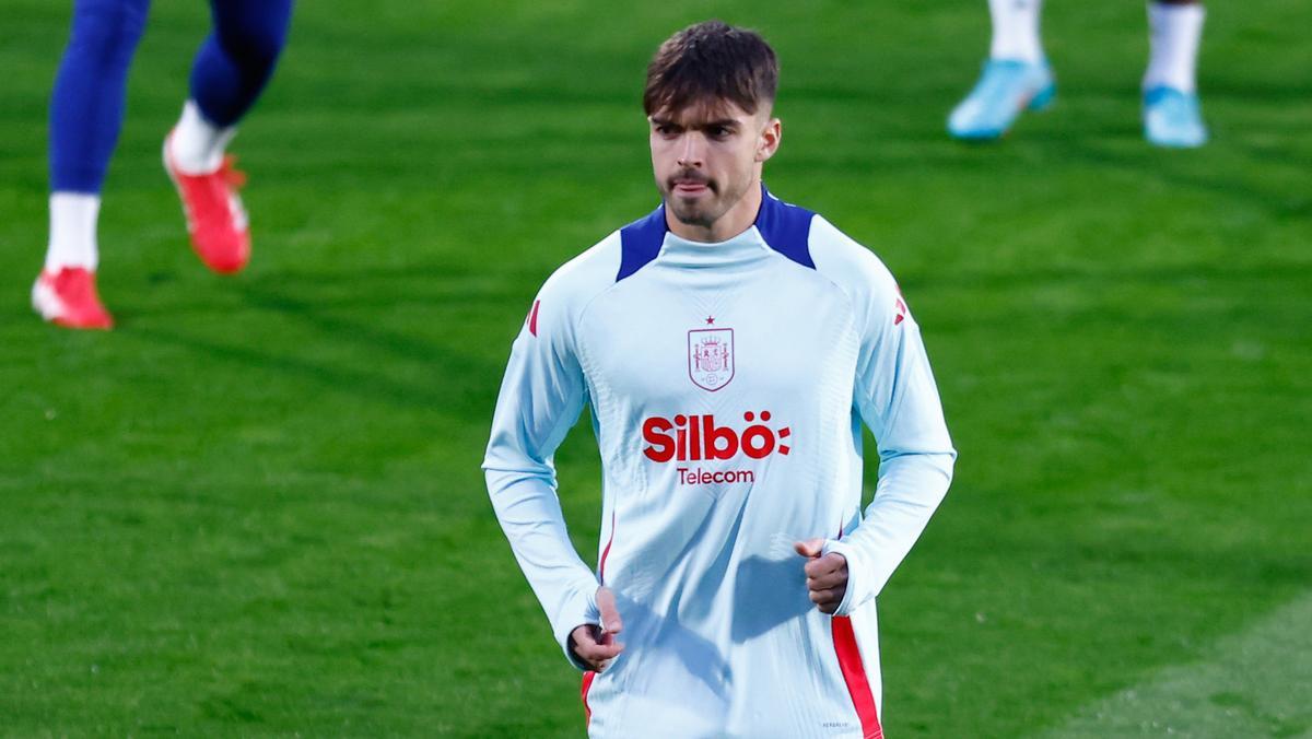 Raúl Asencio entrena con la selección española, este lunes en Las Rozas.