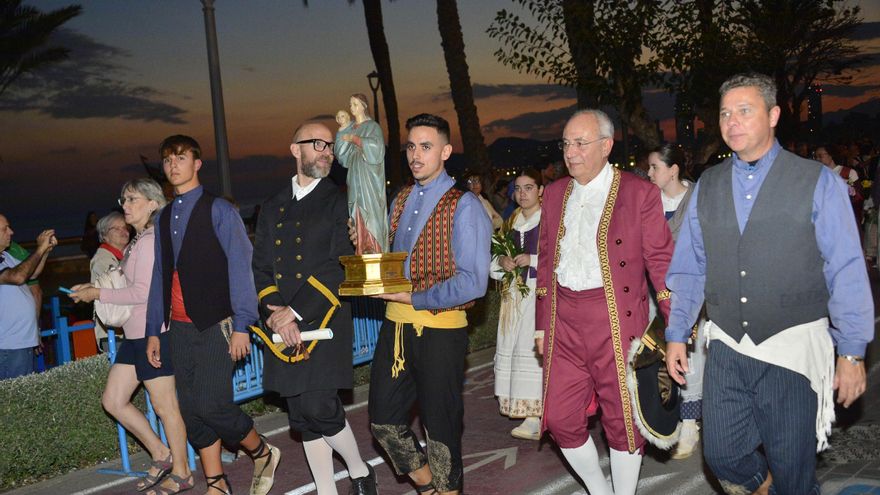 Flores para honrar a la patrona en una ofrenda solidaria en Benidorm