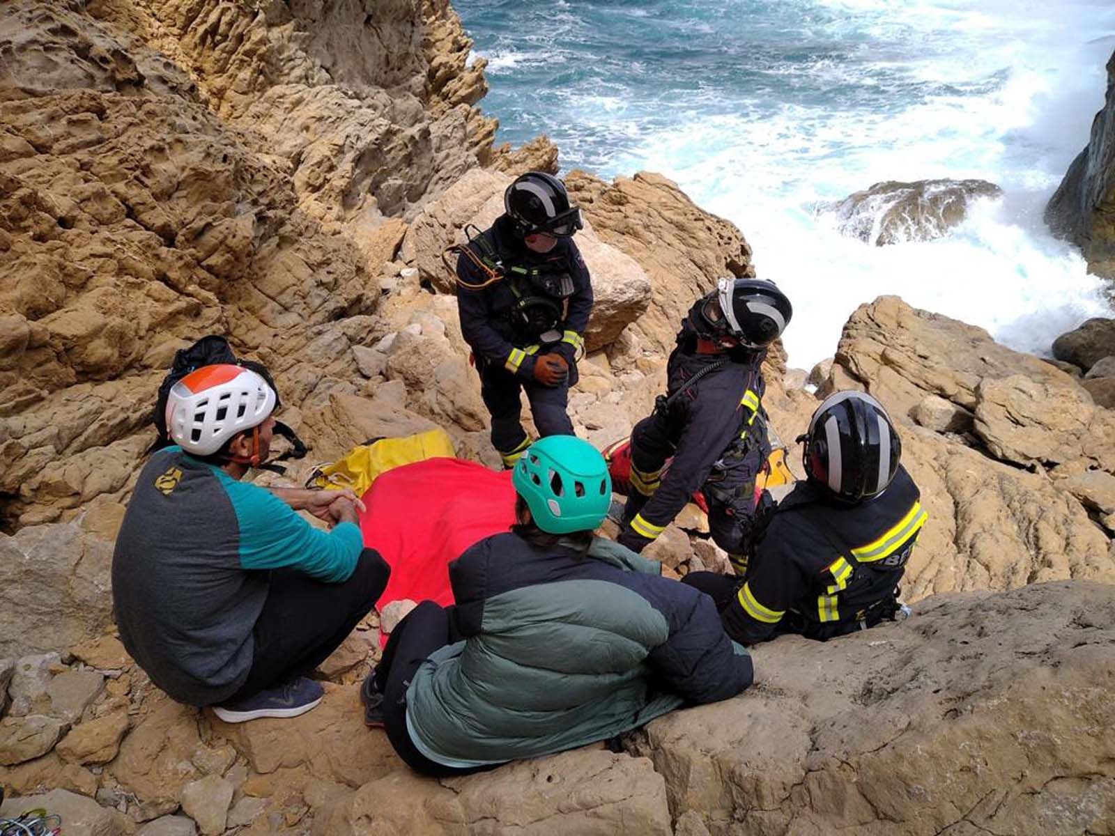Rescatado en helicóptero un escalador que cayó desde ocho metros en Ibiza