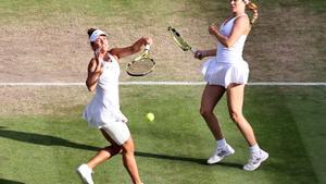 Desirae Krawczyk y  Danielle Collins durannte la semifinal femenina de dobles en Wimbledon.